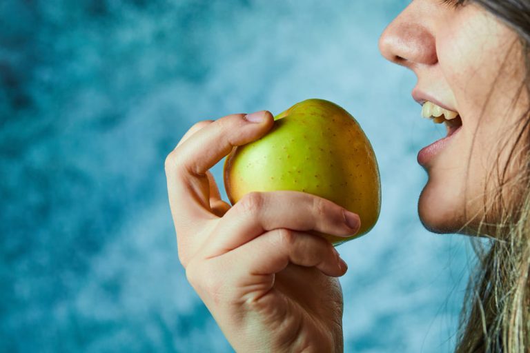 Morder una manzana es sano para los dientes